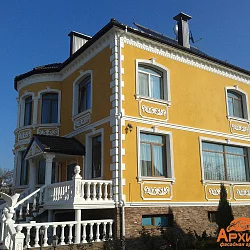Барельеф Бр-7, Архитек